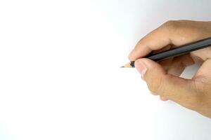 Mann Hand halten schwarz Bleistift ist bereit zum Zeichnung oder Schreiben auf Weiß Papier, Weiß Hintergrund, Kopieren Raum, Gemälde und Schreiben Konzept, Bildung und Geschäft Konzept. foto