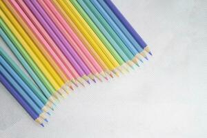 Welle von farbig Bleistifte, oben Aussicht Regenbogen Bleistifte auf Weiß Hintergrund, Illustration, Hintergrund Konzept, Bildung Konzept foto