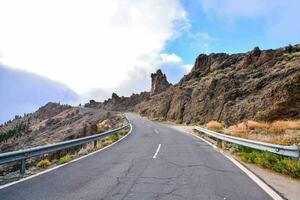 ein Straße Wicklung durch das Berge foto