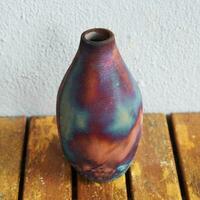 raku Keramik Keramik Vase Regenbogen Aurora texturiert Muster Zuhause Dekor Stück von raaquuu durch adil Ghani von Malaysia foto