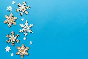 Neu Jahr Komposition Weiß Weihnachten Schneeflocken. Weihnachten Dekor Hintergrund mit Kiefer Zapfen. oben Aussicht mit Kopieren Raum foto