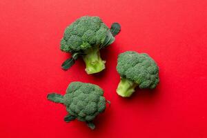 Grün frisch Brokkoli Hintergrund schließen oben auf farbig Tisch. Gemüse zum Diät und gesund Essen. organisch Essen foto