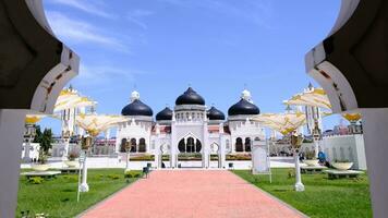 baiturahman großartig Moschee, ein Moschee berühmt zum es ist Mitte östlichen die Architektur foto