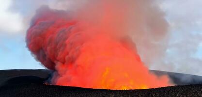 vulkanisch Eruption Lava Material rot Lava heiß Magma foto