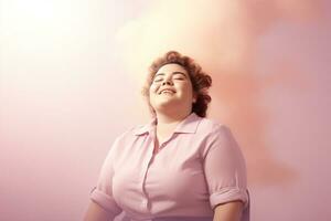 schön Übergewicht Frau Stehen lächelnd im Vorderseite von Pastell- Hintergrund foto