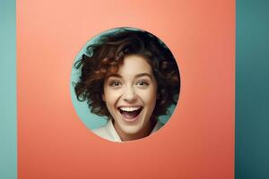 ein Frau oder Mädchen lächelt gegen ein Pastell- Hintergrund mit Löcher im Werbung Stil foto