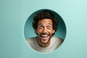 ein Mann lächelt gegen ein Pastell- Hintergrund mit Löcher im Werbung Stil foto