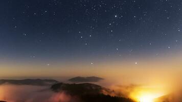 Berge beim Nacht chillen Berg Gipfel gefüllt mit Rauch und Sterne foto