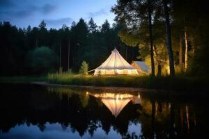 stilvoll Glamping Zelt eingebettet durch ein See im ein Wald, generativ ai foto