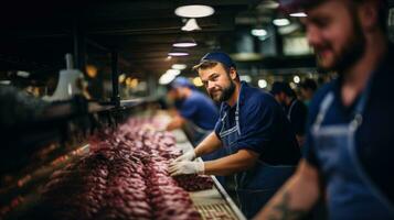 männlich Arbeiter Arbeiten im ein Fleisch Fabrik zum Verkauf und des Weiteren wird bearbeitet wie Wurst. foto