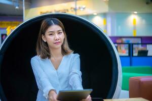 schön asiatisch Geschäft Frau verwenden von Digital Kommunikation Werkzeuge spiegelt das Bedeutung von Umarmen Innovation und Veränderung im Geschäft, Digital Marketing. foto