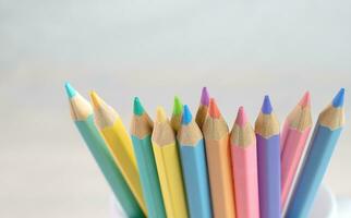 Farbe Bleistifte, Gruppe von Pastell- Farbe Bleistifte mit Weiß Hintergrund, Kopieren Raum, schließen oben von Pastell- Bleistift Farbe, Gemälde Ausrüstung Konzept. foto