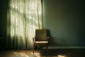 ein Stuhl Stehen im ein fast leeren Zimmer. Sonnenstrahlen Streaming im durch Leinen- Vorhänge, Gießen Schatten auf Holz Boden, ai generiert. foto
