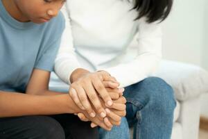 Problem im Familie. Mutter halten Hand ermutigt, Gefühl betont von das Eltern Streit. Kind ist haben mental Problem. Streit, Gewalt, Depression, Selbstmord, Entmutigung, Sozial Problem foto