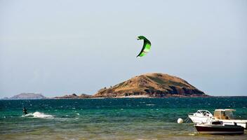 Abenteuer Drachen Surfen im Bretagne foto