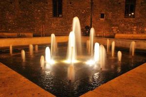 Piazza Europa Brunnen bei Nacht foto