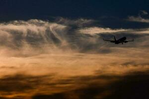 ein Flugzeug fliegend foto