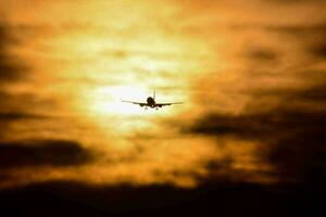 ein Flugzeug fliegend foto