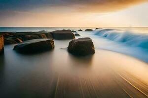 ein lange Exposition fotografieren von Wellen abstürzen auf Felsen beim Sonnenuntergang. KI-generiert foto
