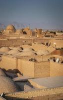Downtown Dächer Windtürme und Landschaftsblick auf die Altstadt von Yazd im Iran