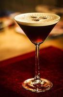 Kaffee Espresso Sahne Martini Cocktail Drink Glas in der gemütlichen Bar