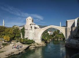 Wahrzeichen der alten Brücke in der Stadt Mostar in Bosnien und Herzegowina bei Tag