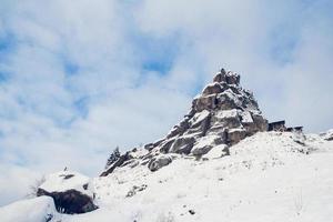 mit Schnee bedeckte Felsen. Bäume sind gefroren. für Hintergrund foto