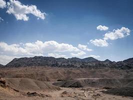 Trockene Wüstenlandschaft in der Nähe von Yazd im Südiran an einem sonnigen Tag foto