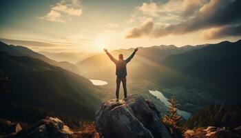 ein Mann steht auf das Gipfel von ein Berg, seine Waffen angehoben im Sieg, ein Symbol von Freiheit, Erfolg, und das Mensch Geist. generativ ai foto