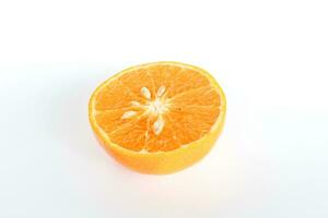 Nahaufnahme, hell Orange verbleibend Orange Schnitt im Hälfte auf ein Weiß Hintergrund. Kopieren Raum zum Design und Text. foto