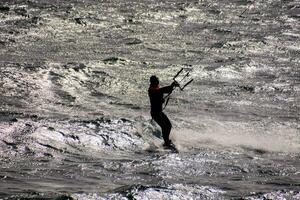 ein Person Windsurfen foto