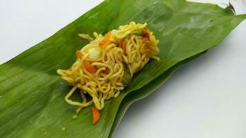 Bakmi kuning, typisch indonesisch Essen, isoliert Hintergrund foto