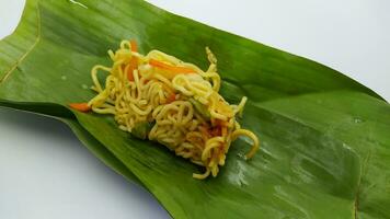 Bakmi kuning, typisch indonesisch Essen, isoliert Hintergrund foto