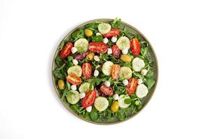 Rucola, Tomate, Gurke, Mozzarella und Olivensalat foto