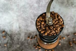 Hand Handbuch Kaffee Schleifer zum Espresso ist Antiquität, Kaffee Geschäft von Jahrgang, Nahansicht und selektiv Fokus, Kopieren Raum foto