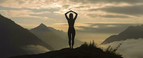 Silhouette von ein Frau üben Yoga im das Gipfel mit Berg Hintergrund. ai generiert foto