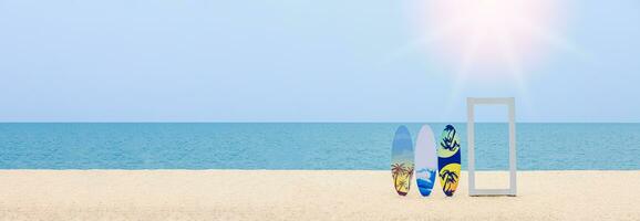 Surfbrett Fenster Frames auf das Strand, klar Wetter, klar Himmel, im Sommer, Ideal zum Strand Aktivitäten. Kopieren das links Bereich zum Design oder Inhalt. foto