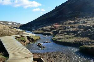 Promenade Laufen entlang das Seite von ein Wicklung Fluss foto