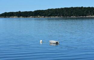 Schlauchboot verankert im das Wasser aus ein Insel foto