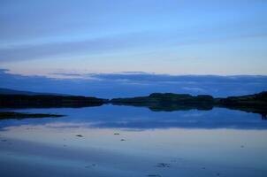 Reflexionen Über See Dunvegan im Schottland foto