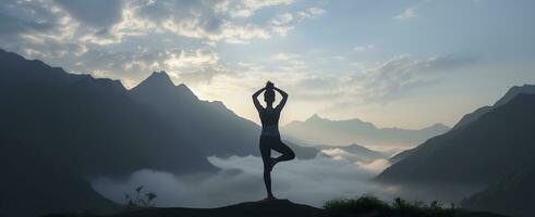 Silhouette von ein Frau üben Yoga im das Gipfel mit Berg Hintergrund. ai generiert foto