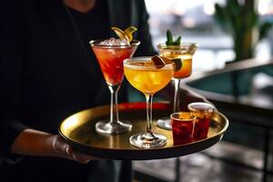 Brille Alkohol Cocktail einstellen auf ein Bedienung Tablett im Bar. ai generiert foto