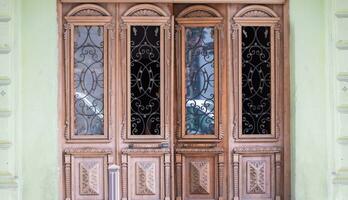 geschnitzt uralt hölzern Türen im orientalisch oder georgisch Stil. foto