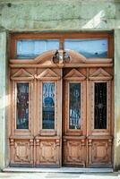 geschnitzt uralt hölzern Türen im orientalisch oder georgisch Stil. foto