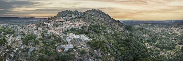 Drohne Panorama von historisch Stadt und Befestigung Monsanto im Portugal im das Morgen während Sonnenaufgang foto