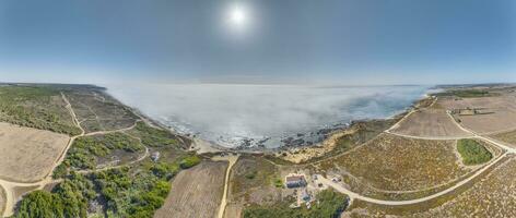 Drohne Panorama Über felsig atlantisch Küste im Portugal foto
