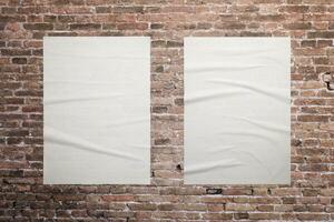 zwei leer, Weiß a3 Plakate sind geklebt zu das Backstein Mauer. Ideal Oberflächen zum Attrappe, Lehrmodell, Simulation Grafik Design Beförderung foto