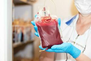 Blut Pack zum Transfusion auf Weiß Hintergrund, oben Sicht. Spende Tag foto