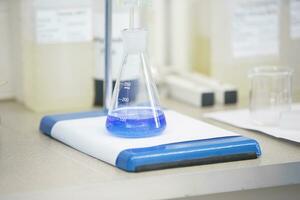 Flasche mit Blau Flüssigkeit im Labor foto