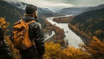 generativ ai, Backpacker im Herbst Landschaft, Reisender Mann Tourist mit Rucksack Wandern im Berge foto